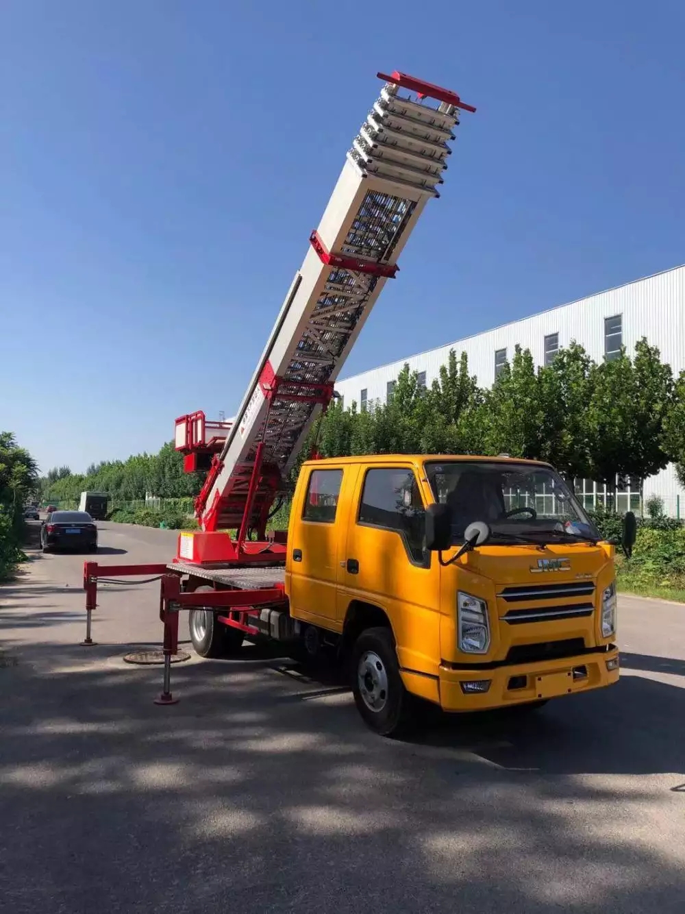 保定附近的云梯车出租服务：轻松解决高空作业需求